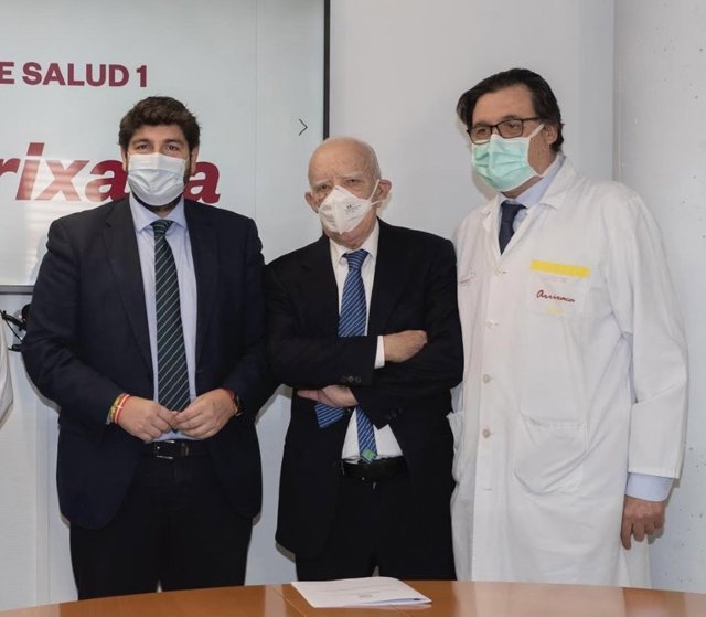 El doctor Robles (derecha), junto a Pascual Parrilla y el presidente regional, tras ser nombrado coordinador regional de transplantes