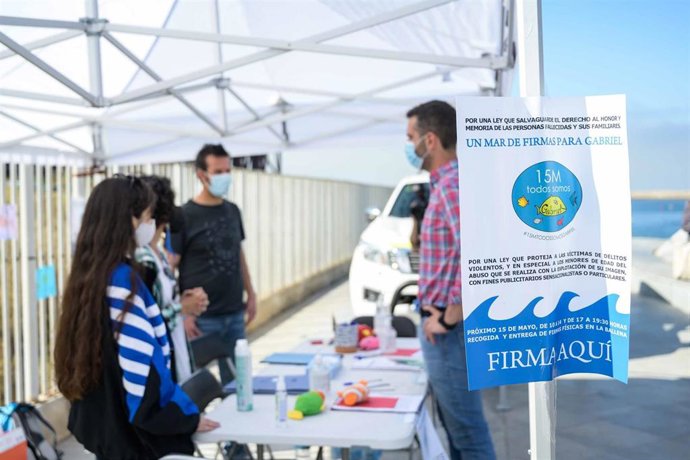 El alcalde participa en el acto a favor de una ley que proteja la memoria de los menores fallecidos.
