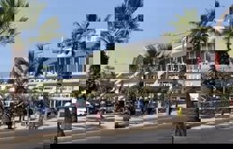 Personas haciendo cola para vacunarse en el Recint