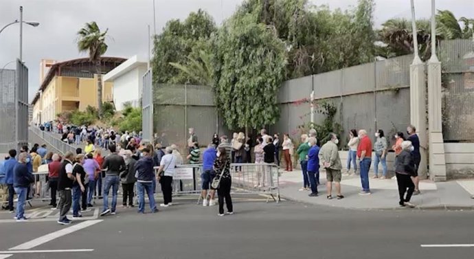 Personas haciendo cola para vacunarse contra la covid-19 en Infecar