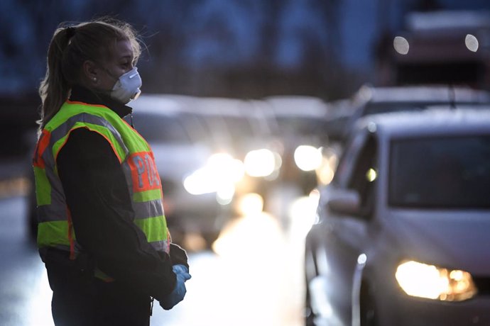 Archivo - 12 March 2020, France, Strasbourg: A policewoman with a face mask carries out border controls along the German borders amid the coronavirus outbreak. Photo: Patrick Hertzog/AFP/dpa