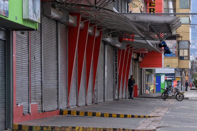 16 April 2021, Colombia, Bogota: Stores are seen closed in the commercial area of San Andresito during the fourth day of strict quarantine and locdown, imposed to curb the spread of Coronavirus pandemic. Photo: Camila Díaz/colprensa/dpa