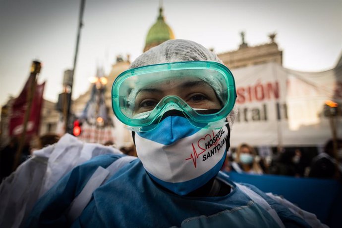 12 May 2021, Argentina, Buenos Aires: A nurse wears snorkelling glasses during a protest march from the National Congress to Plaza de Mayo demanding better working conditions and remembering their colleagues who died from coronavirus (Covid-19), on the 
