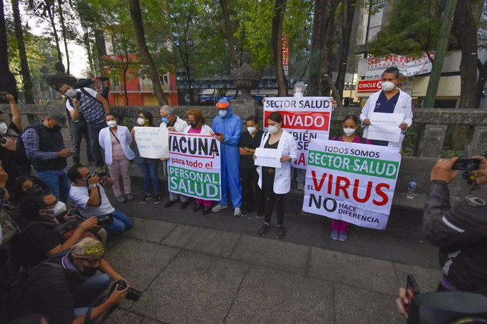 Archivo - Sanitarios mexicanos contra la gestión de la administración de vacunas contra la COVID-19 en el sector privado. 