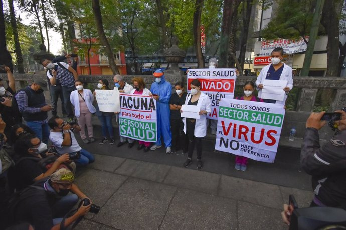 Archivo - 14 April 2021, Mexico, Mexico City: Health workers hold banners during a demonstration against the lack of vaccination against Covid-19 in the private medical sector in Mexico City. Photo: Guillermo Diaz/SOPA Images via ZUMA Wire/dpa