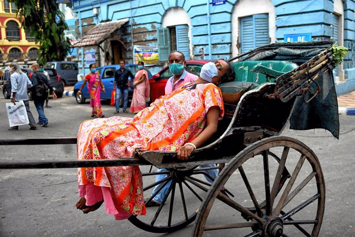 13 May 2021, India, Kolkata: A woman suffering from Coronavirus Covid-19) is taken to Kolkata Medical College Hospital on a rickshaw. Photo: Avishek Das/SOPA Images via ZUMA Wire/dpa