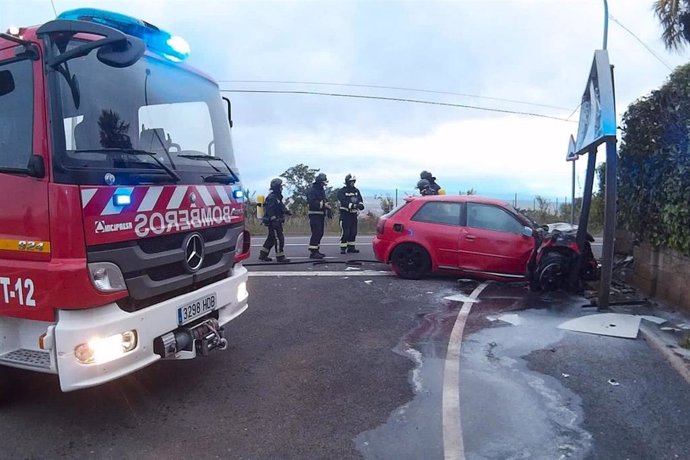 Intervención de los bomberos en el accidente de Las Lomas.
