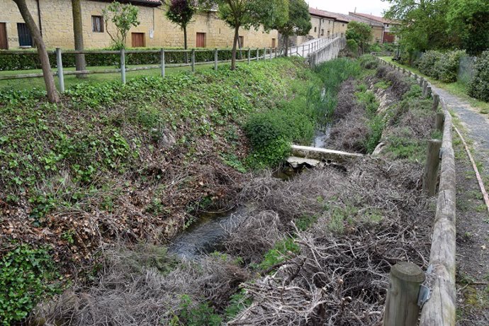 VERTIDOS EN EL RÍO EA A SU PASO POR SAJAZARRA