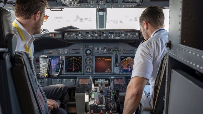 Archivo - Imagen de dos pilotos en la cabina de un avión