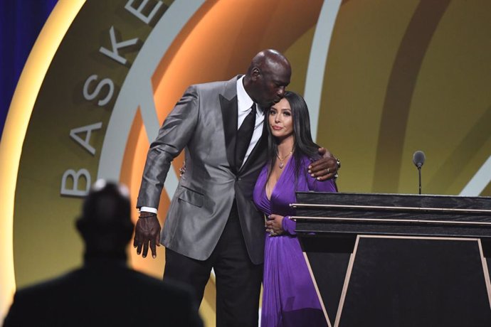 Michael Jordan y Vanessa Bryant en la ceremonia de entrada de Kobe Bryant en el Hall of Fame