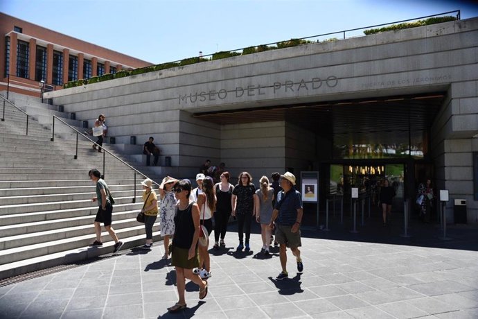 Archivo - Visitantes del Museo del Prado