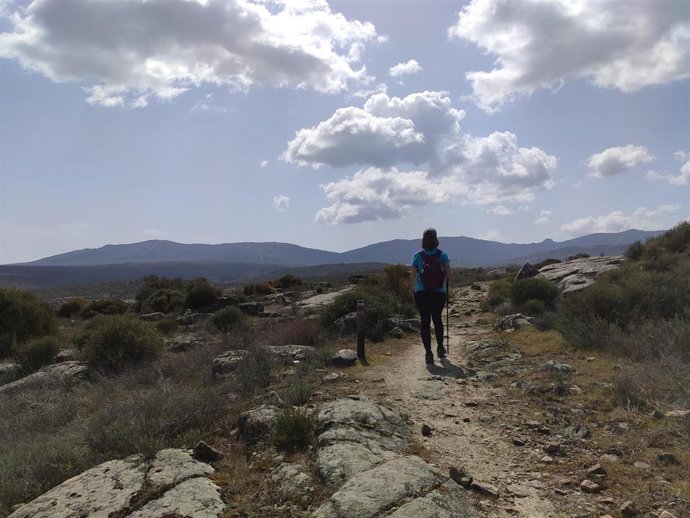 Senderista en la Sierra de Francia en la provincia de Salamanca.