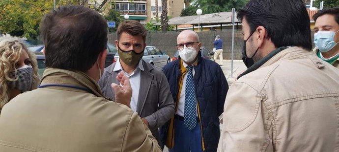 Archivo - El portavoz del PP de Sevilla, Beltrán Pérez, se reúne con vecinos del Porvenir en una imagen de archivo.