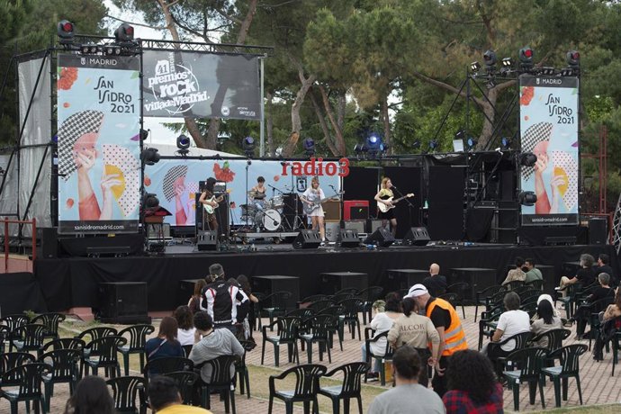 Componentes del grupo Rayo actúan tras conocer que han sido una de las ganadoras en la 41 edición de los Premios Rock Villa de Madrid.