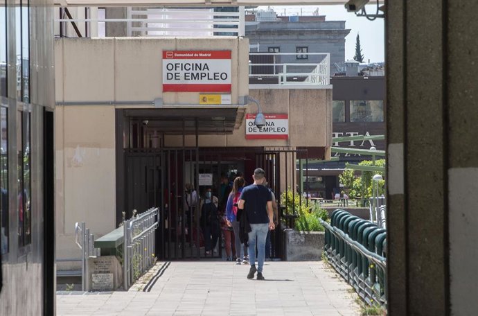 Varias personas en la puerta de una oficina del SEPE el día en el que se han conocido los datos de paro de abril, a 5 de mayo de 2021, en Madrid (España)