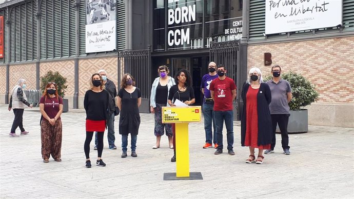 Diputados y miembros de la CUP en rueda de prensa frente al Born de Barcelona