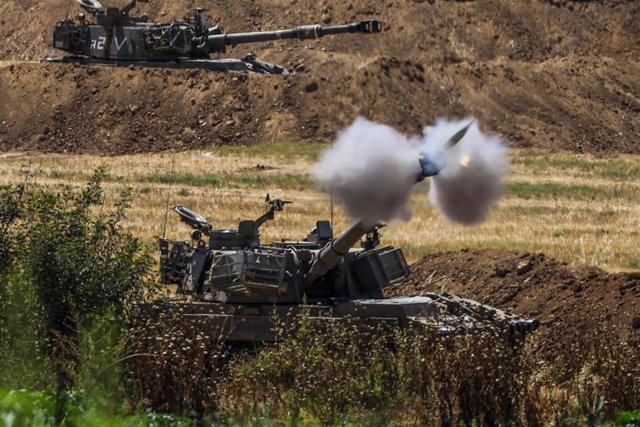 Carros de combate israelíes disparando sobre Gaza