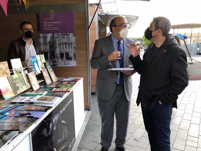 El presidente de la DPT y del IET, Manuel Rando, junto al vicedirector Juan Villalba en el expositor de la Feria del Libro de Teruel.