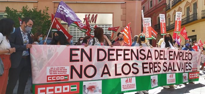 Concentración de trabajadores de H&M ante la tienda de la calle O'Donnell, en Sevilla