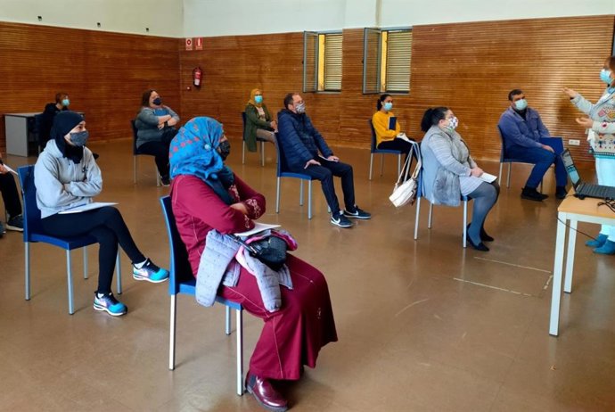 El Centro Social de Marismas del Odiel de Huelva acoge un curso de manipulador de alimentos impartido por Fecons