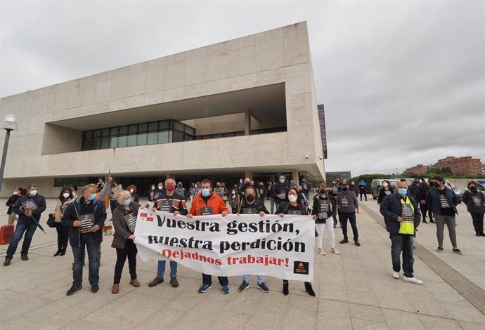 Varias personas participan en una manifestación frente a las Cortes de Castilla y León en defensa de unos aforos justos para el turismo rural.