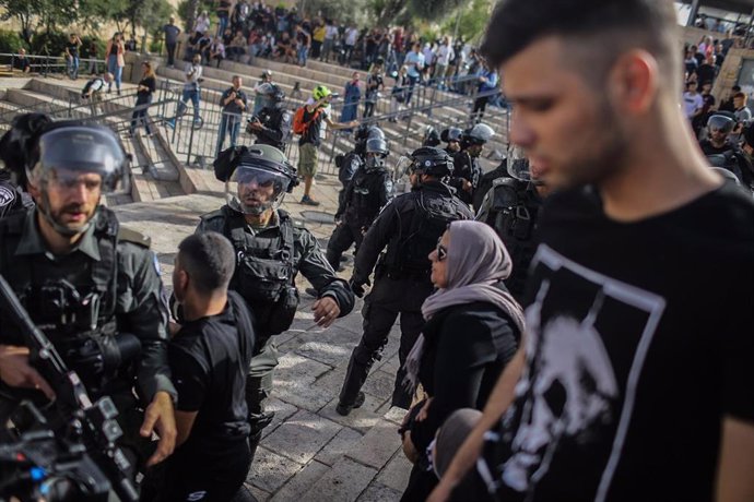 Policías israelíes y ciudadanos árabes en Jerusalén