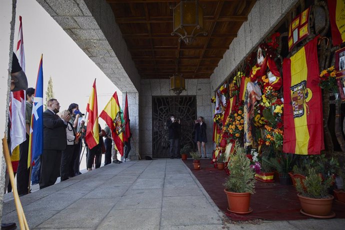 Archivo - Varias personas de diferentes grupos franquistas asisten a un acto por el Día de la Victoria en el LXXXII Aniversario de la Liberación de Madrid, en el Panteón de Franco de Mingorrubio, en Madrid (España), a 28 de marzo de 2021. 
