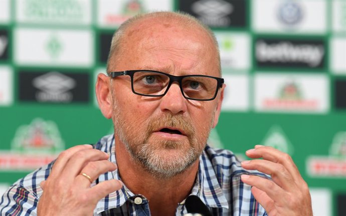 Archivo - FILED - 11 July 2018, Bremen: Thomas Schaaf, Technical director of Werder Bremen, delivers a statement during a press conference. Werder Bremen have released coach Florian Kohfeldt and turned to their former long-time helmsman Thomas Schaaf to