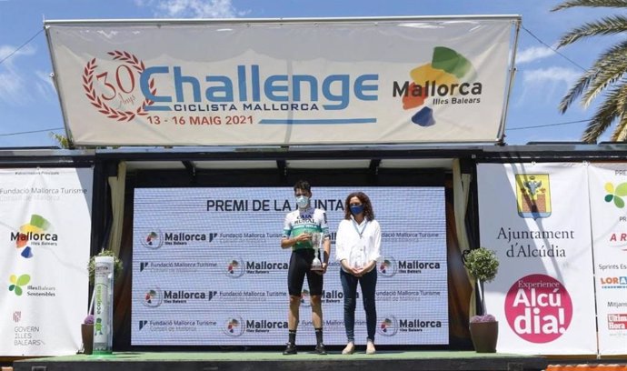 La presidenta del Consell, Catalina Cladera, participa en la entrega de premios del último trofeo de la 30 edición de la Challenge Mallorca Ciclista.