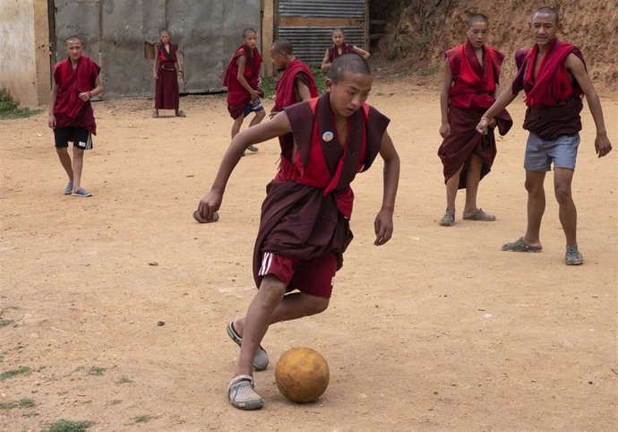 Archivo - Monjes jugando al fútbol en Bután