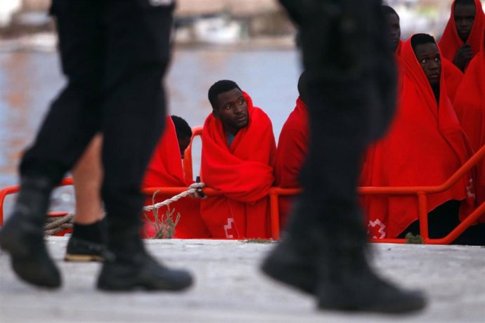 Archivo - Personas rescatadas de infraembarcaciones.