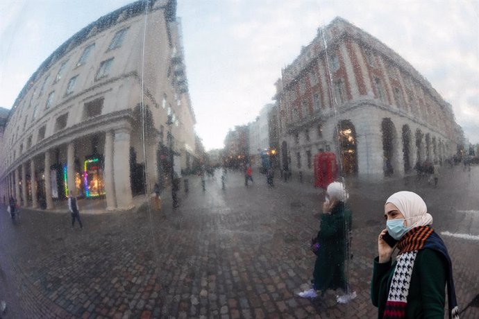 Archivo - Una mujer con mascarilla en el centro de Londres