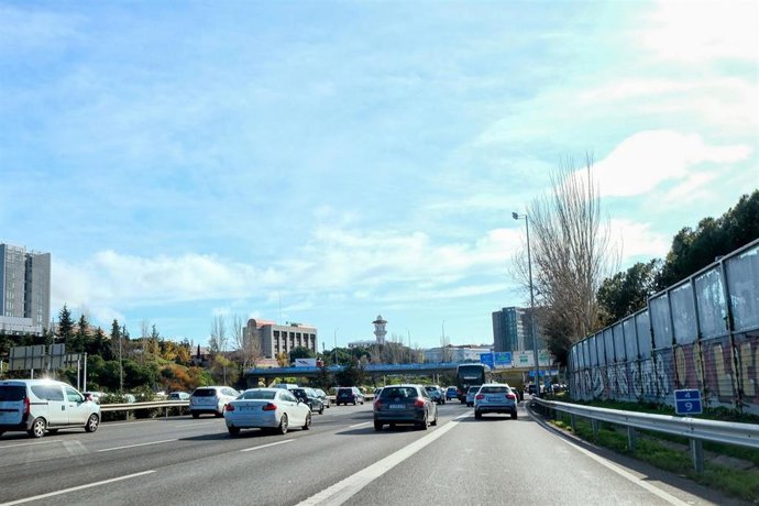 Archivo - Imagen de recurso de coches por la M30 de Madrid.