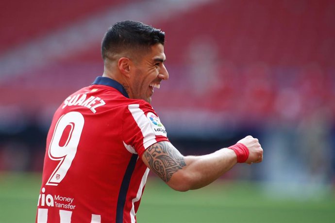 Archivo - Luis Suárez celebra un gol con el Atlético