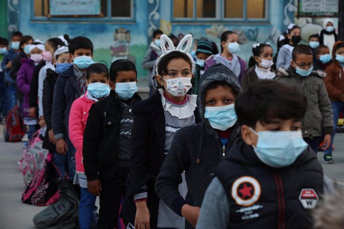 Archivo - 14 February 2021, Palestinian Territories, Deir al Balah: Palestinian students wear face masks at their school which runs by the United Nations Relief and Works Agency (UNRWA) in Deir al-Balah in the central Gaza Strip. Schools gradually reope