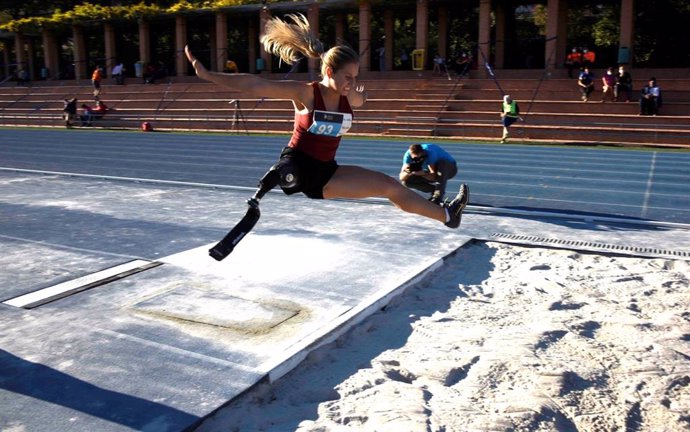 Archivo - Desirée Vila durante uno de sus saltos en el Campeonato de España Liberty Seguros de Promesas Paralímpicas de Atletismom 2020