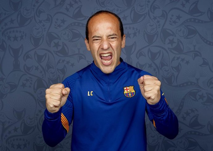 El entrenador del Bara Femení, Lluís Cortés, posa para UEFA antes de la final de la Liga de Campeones femenina 2021