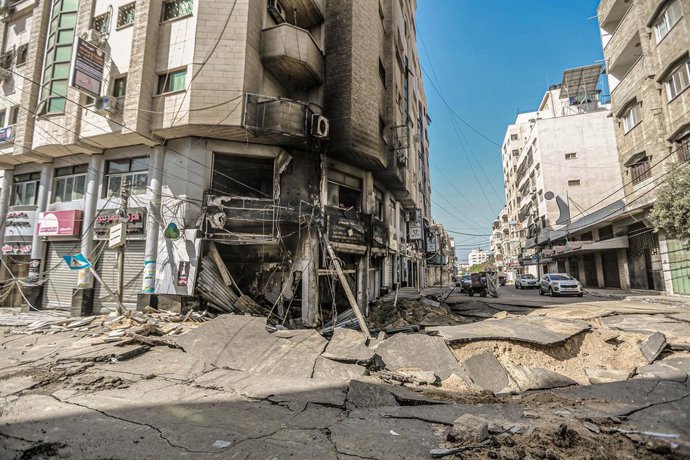 16 May 2021, Palestinian Territories, Gaza City: A general view of the damage in buildings and streets near Al-Shifa Hospital, caused by an Israeli airstrike, amid the escalating flare-up of Israeli-Palestinian violence. Photo: Mohammed Talatene/dpa
