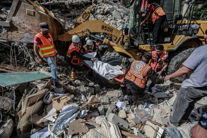 16 May 2021, Palestinian Territories, Gaza City: Palestinian paramedics dig up the body of a dead person found in the rubble of a collapsed house following an Israeli airstrike, amid the escalating flare-up of Israeli-Palestinian violence. Photo: Mohamm