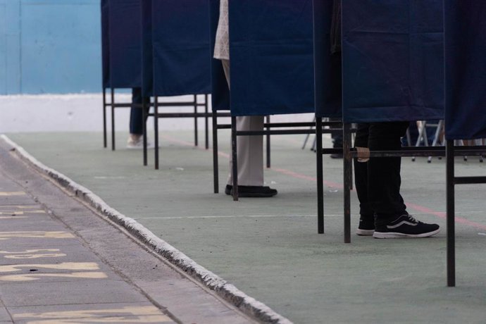15 May 2021, Chile, Santiago: People cast their votes on the first day of the elections to choose the drafters of the new constitution in Chile. Photo: Matias Basualdo/ZUMA Wire/dpa