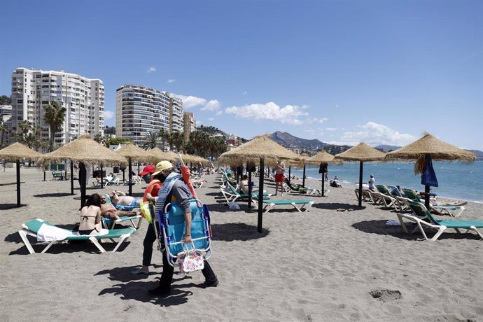 Malagueños y visitantes en la playa de la Malagueta de Málaga este 2 de mayo