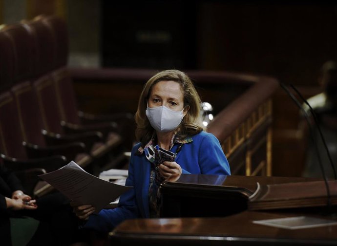 La vicepresidenta de Asuntos Económicos, Nadia Calviño, se prepara para intervenir en una sesión plenaria en el Congreso de los Diputados, a 13 de mayo de 2021, en Madrid, (España).