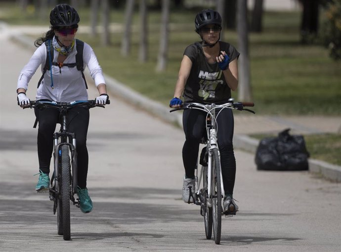 Archivo - Dos mujeres circulan en bicicleta, sin mascarilla, en el Parque del Manzanares.