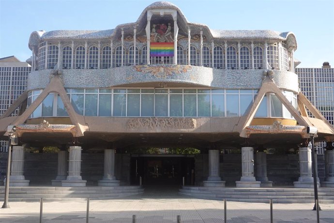 La Asamblea Regional exhibe la bandera arcoíris, en conmemoración del Día Internacional contra la Homofobia, la Bifobia y la Transfobia
