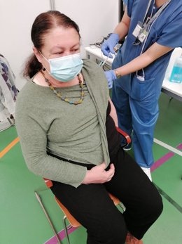 La consellera de Agricultura, Mae de la Concha, recibe la vacuna contra la COVID-19.