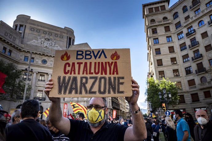 Un protestant sosté una pancarta a Barcelona durant les mobilitzacions contra l'ERO de BBVA el 10 de maig de 2021. Foto: Paco Freire/SOPA Images via ZUMA Wire/dpa