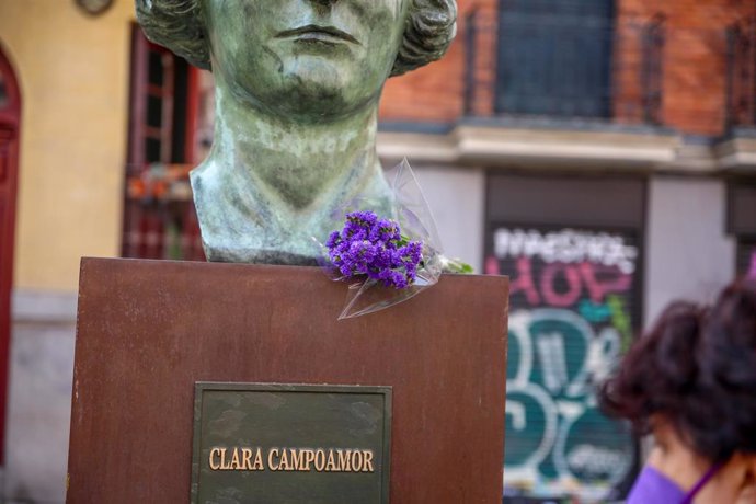 Archivo - La estatua de Clara Campoamor, junto a un ramo de flores moradas, en Madrid (España), a 7 de marzo de 2021.