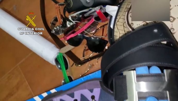 Objetos requisados a la banda especializada en robar en viviendas de chinos de clase media y alta