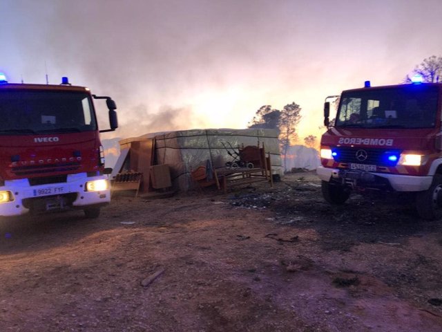 El Consorcio Provincial de Bomberos en el incendio del asentamiento de Palos de la Frontera (Huelva) producido este domingo.