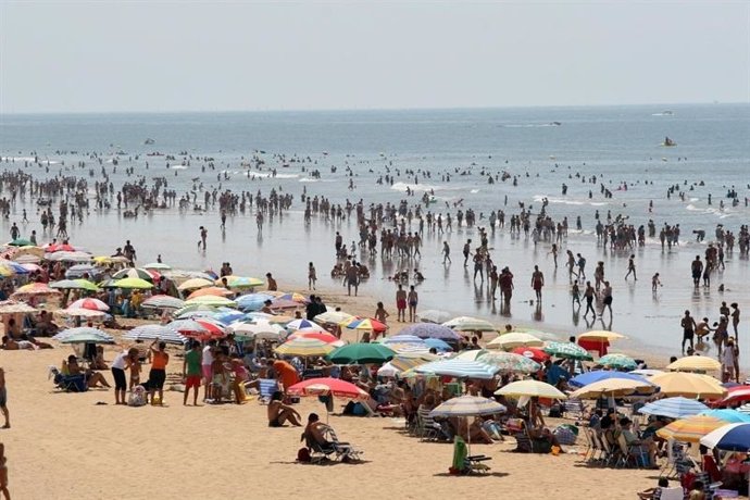 Archivo - Imagen de una playa de Andalucía.